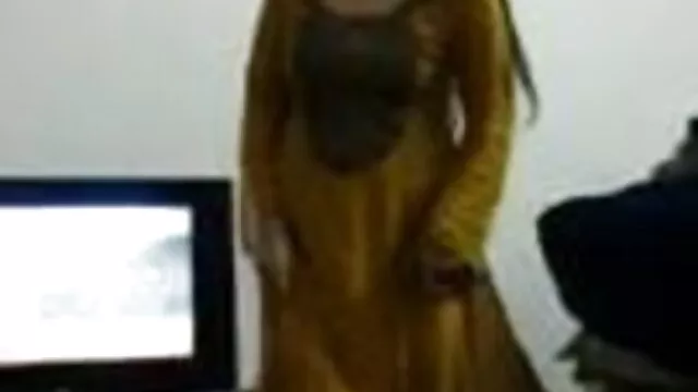 प्यारी लड़की और सेक्सी एचडी वीडियो मूवी उसे उपहार