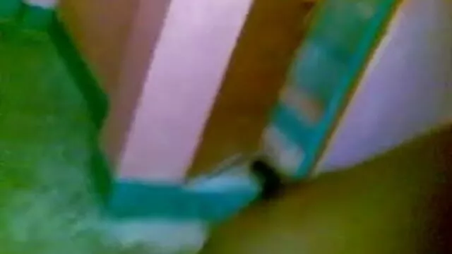 एरियल उसके मेकअप खत्म और उसके चेहरे की हिंदी सेक्सी मूवी फुल एचडी जाँच करता है । (2008)